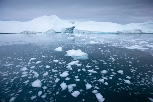 Derretimiento Iceberg Vertido Agua Mar Por Costa Groenlandia Groenlandia Increíble —  Fotos de Stock