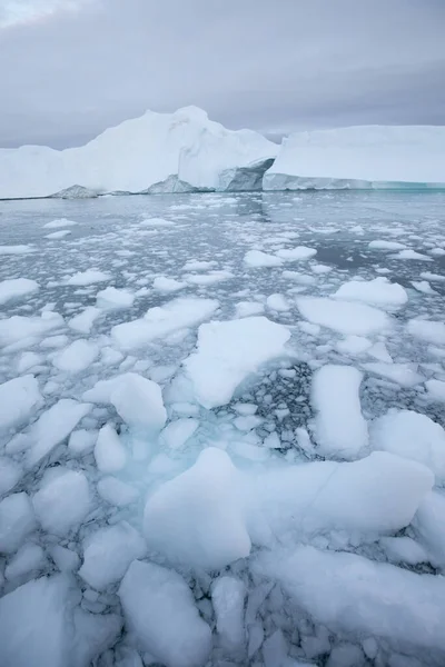 Das Schmelzen Eines Eisbergs Und Das Einströmen Von Wasser Das — Stockfoto