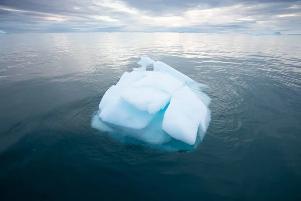 Das Schmelzen Eines Eisbergs Und Das Einströmen Von Wasser Das — Stockfoto