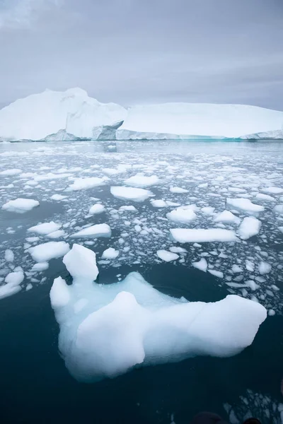 Λιώνοντας Ένα Παγόβουνο Και Ρίχνοντας Νερό Στη Θάλασσα Στις Ακτές — Φωτογραφία Αρχείου