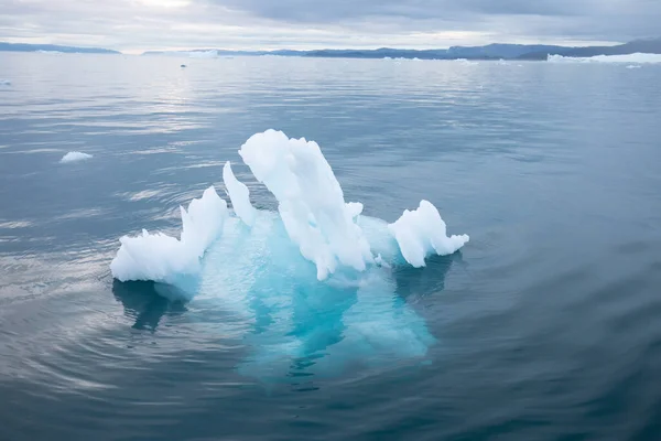 Topnienie Góry Lodowej Wlanie Wody Morza Wybrzeży Grenlandii Niesamowita Góra — Zdjęcie stockowe