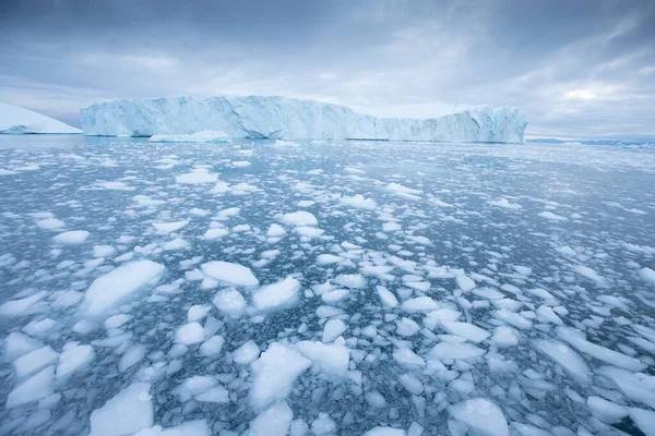 格陵兰海岸融化了一座冰山 并向海里注入了大量的水 而海上的冰山令人惊叹 在完全气候变化之前 我们仍然可以看到这一点 Icefjord全球变暖 — 图库照片