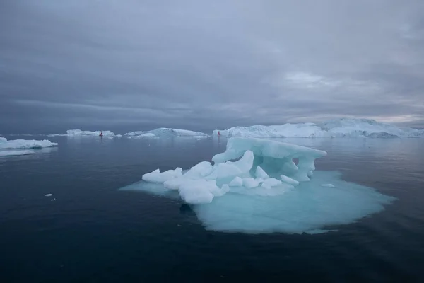 グリーンランドグリーンランドの海岸で氷山を溶かし 海に水を注ぎ込み 海の驚くべき氷山は 完全な気候変動の前にまだこれを見ることができます アイスフィヨルド 地球温暖化 — ストック写真