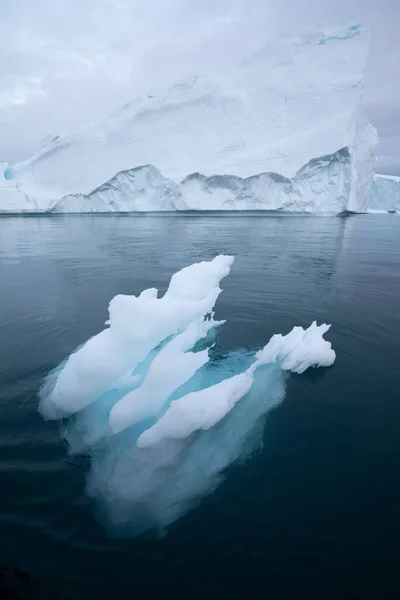 グリーンランドグリーンランドの海岸で氷山を溶かし 海に水を注ぎ込み 海の驚くべき氷山は 完全な気候変動の前にまだこれを見ることができます アイスフィヨルド 地球温暖化 — ストック写真
