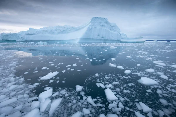 그린란드 그린란드 해안과 바다의 놀라운 빙산을 빙산을 녹이고 바다에 쏟아부으면 — 스톡 사진
