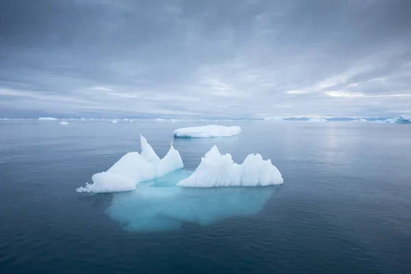 Grönlandi Grönland Partjainál Olvadó Jéghegy Tengerbe Ömlő Víz Valamint Tenger — Stock Fotó