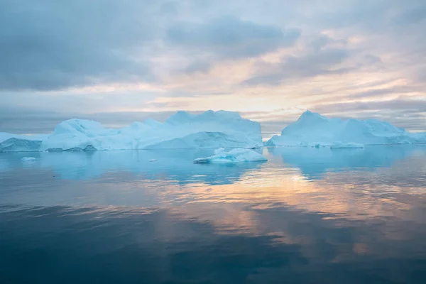 Icebergs Pôr Sol Natureza Paisagens Gronelândia Baía Disko Oeste Gronelândia — Fotografia de Stock