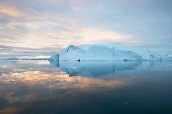 日落时的冰山 格陵兰的自然和地貌 迪斯科湾西格陵兰岛仲夏夜太阳和冰山冰块中的蓝色大冰 受气候变化和全球变暖影响的国家 — 图库照片