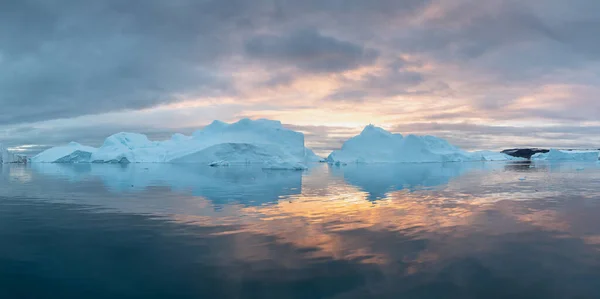 Ijsbergen Bij Zonsondergang Natuur Landschappen Van Groenland Disko Baai West — Stockfoto