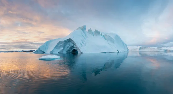日落时的冰山 格陵兰的自然和地貌 迪斯科湾西格陵兰岛仲夏夜太阳和冰山冰块中的蓝色大冰 受气候变化和全球变暖影响的国家 — 图库照片