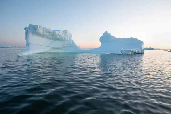 日没時のアイスバーグ グリーンランドの自然と風景 ディスコベイ ウェスト グリーンランド 夏の真夜中の太陽と氷山 アイスフィヨルドの大きな青い氷 気候変動と地球温暖化の影響 — ストック写真