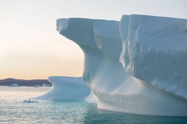 日没時のアイスバーグ グリーンランドの自然と風景 ディスコベイ ウェスト グリーンランド 夏の真夜中の太陽と氷山 アイスフィヨルドの大きな青い氷 気候変動と地球温暖化の影響 — ストック写真