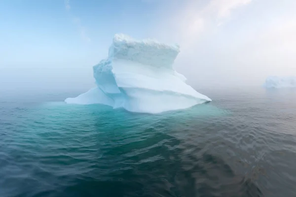 冰川无人驾驶航空图像来自上方的气候变化和全球变暖 格陵兰Ilulissat一座融化的冰山中的冰川 教科文组织世界北极地区寒冷的自然景观 — 图库照片