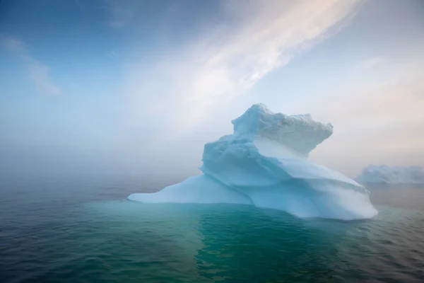 上からの氷河は 気候変動と地球温暖化という空中画像をドローンします グリーンランドのイルリサットの氷山からの氷河 ユネスコの世界における北極の自然の氷の風景 — ストック写真