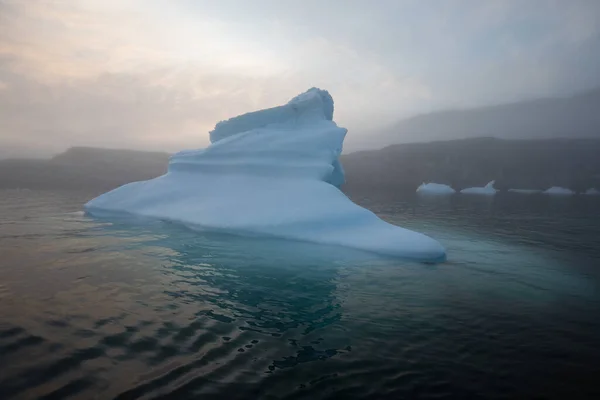 冰川无人驾驶航空图像来自上方的气候变化和全球变暖 格陵兰Ilulissat一座融化的冰山中的冰川 教科文组织世界北极地区寒冷的自然景观 — 图库照片