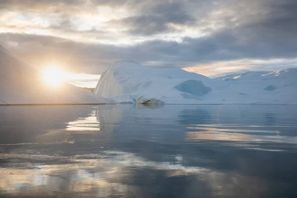 上からの氷河は 気候変動と地球温暖化という空中画像をドローンします グリーンランドのイルリサットの氷山からの氷河 ユネスコの世界における北極の自然の氷の風景 — ストック写真