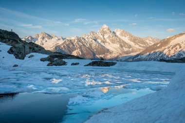 Arka planda Mont Blanc 'ın (Monte Bianco) renkli bahar manzarası, Chamonix konumu. Lac Blanc, Vallon de Berard Doğa Koruma Alanı, Aiguilles Rouges, Graian Alps, Fransa