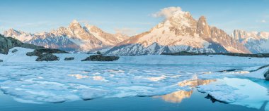 Arka planda Mont Blanc 'ın (Monte Bianco) renkli bahar manzarası, Chamonix konumu. Lac Blanc, Vallon de Berard Doğa Koruma Alanı, Aiguilles Rouges, Graian Alps, Fransa