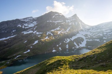 Dağın Panorama 'sı. Schreckhorn ve Wetterhorn. Popüler turist eğlencesi. Dramatik ve resimli bir sahne. Bachalpsee İsviçre Alpleri 'nde Bernese Oberland, Grindelwald, Avrupa akıntısı