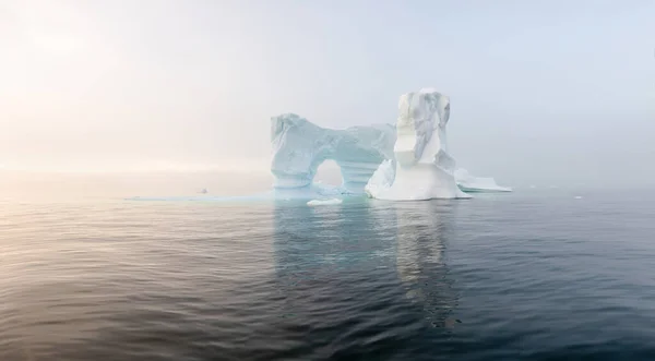 Ανταρκτική Νήσος Νότια Γεωργία Ένας Μοναχικός Παγετώνας Μπλε Παγετώνες Στο — Φωτογραφία Αρχείου