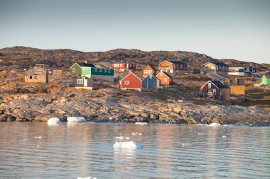 Sabahın erken saatlerinde Ilulissat yakınlarındaki Oqaatsut köyünden gelen buzdağlarıyla Disko Körfezi 'nin panoramik manzarası. Bu buzdağlarının kaynağı Jakobshavn buzulu, Batı Grönland. Küresel sıcaklık