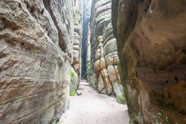 Teplice Kayalıkları 'ndaki rock şehrinin kalıntıları, Broumov dağlık kesimindeki Adrspach-Teplice peyzaj parkının bir parçası, Çek Cumhuriyeti' nin Bohemya bölgesi, kaya kuleleri ve duvarlar arasındaki turizm yolu. Avrupa
