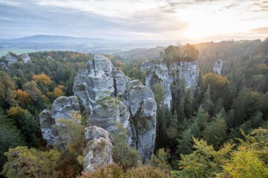 Prahovsk 'un muhteşem manzarası, esk rj (Prachov Sandstones, Bohem cenneti). Cesky Raj 'ın yüksek kumtaşı kayaları. Çek Cumhuriyeti 'nde yüksek kaya kuleleri. Güzel bir yaz günü.