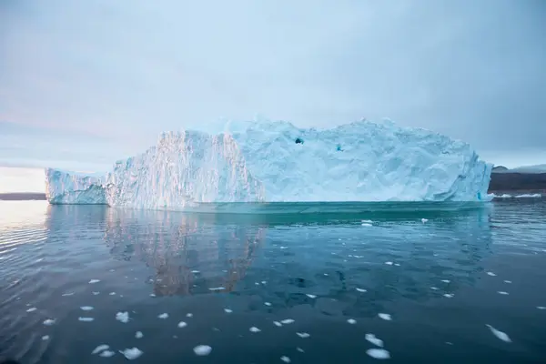 Αρκτικό Τοπίο Της Φύσης Παγόβουνα Στην Ανταρκτική Την Ανατολή Ηλιοβασιλέματος — Φωτογραφία Αρχείου