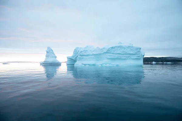 南極の氷山と北極の自然の風景 真夜中の日没 地平線で日の出 夏の真夜中の太陽と氷山 アイスフィヨルドの大きな青い氷 気候変動 地球温暖化 — ストック写真