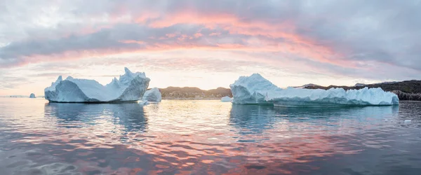 Arktyczny Krajobraz Przyrody Górami Lodowymi Antarktydzie Północnym Wschodem Słońca Horyzoncie — Zdjęcie stockowe