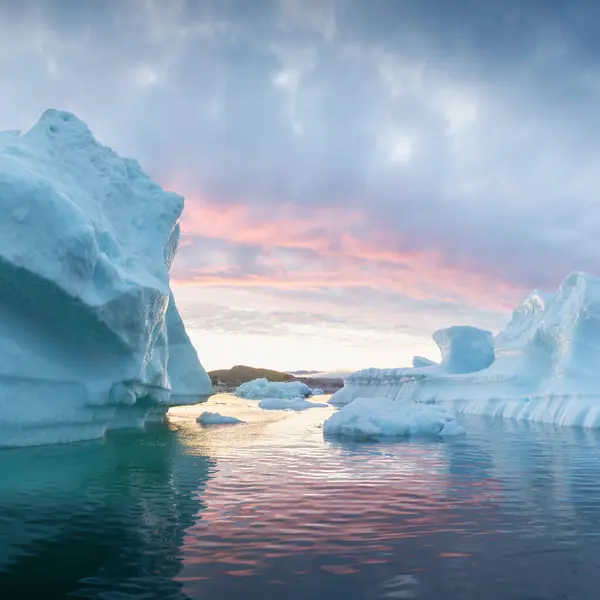 Arktyczny Krajobraz Przyrody Górami Lodowymi Antarktydzie Północnym Wschodem Słońca Horyzoncie — Zdjęcie stockowe