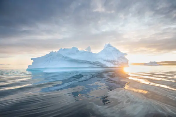 Sarkvidéki Természeti Táj Jéghegyekkel Antarktiszon Éjféli Napnyugtakor Láthatáron Nyári Éjféli — Stock Fotó