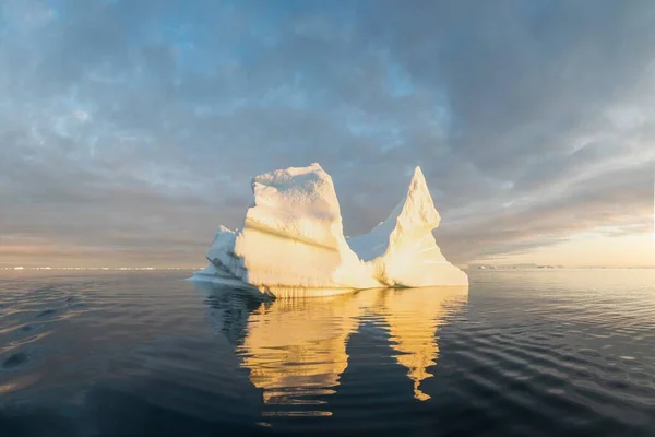 Arktiskt Naturlandskap Med Isberg Antarktis Med Midnattssol Solnedgång Horisonten Sommaren — Stockfoto