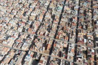 Simetrik olarak dağılmış şehir sokakları. Güneşli bir gün. Uçaktan bak. Catania, Sicilya, İtalya yakınlarındaki bir kasaba olan Grammichele 'nin hava manzarası.