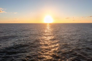 Deniz yüzeyinde güzel bir gün batımı güzel bir dalga harika bir gün batımı ya da deniz sahilinde gün doğumu gökyüzü okyanusa çarpan dalgalarla. Doğa arka planda.