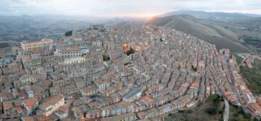 İtalya 'nın Sicilya kıyılarındaki Cefalu' nun hava manzarası.