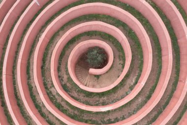 Labirinto Di Arianna labirentinin havadan görünüşü, Sicilya, İtalya. Palermo ve Messina arasında Yunan efsanesi Theseus ve Ariadne 'den esinlenilmiş gerçek bir spiral labirent var..