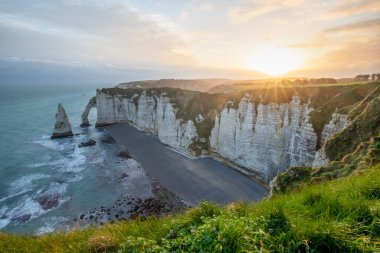 Etretat kayalıklarında pitoresk panoramik manzara. Doğal inanılmaz kayalıklar. Etretat, Normandiya, Fransa, La Manche veya Manş Denizi. Güneşli yaz gününde Pays de Caux alanının sahili. Fransa