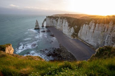 Etretat kayalıklarında pitoresk panoramik manzara. Doğal inanılmaz kayalıklar. Etretat, Normandiya, Fransa, La Manche veya Manş Denizi. Güneşli yaz gününde Pays de Caux alanının sahili. Fransa