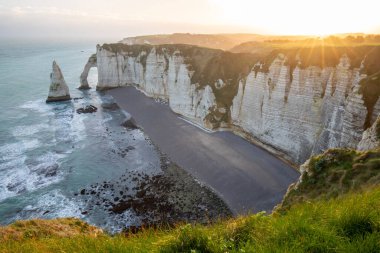 Etretat kayalıklarında pitoresk panoramik manzara. Doğal inanılmaz kayalıklar. Etretat, Normandiya, Fransa, La Manche veya Manş Denizi. Güneşli yaz gününde Pays de Caux alanının sahili. Fransa