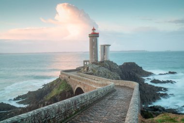 Gün batımındaki en güzel deniz fenerlerinden biri. Brittany, Fransa ve Avrupa sahillerinde Phare de Petit Minou