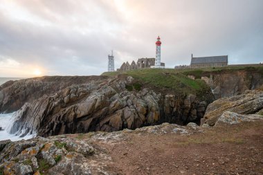 Gün batımındaki en güzel deniz fenerlerinden biri. Brittany, Fransa ve Avrupa sahillerinde Phare de Petit Minou