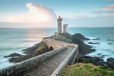 Gün batımındaki en güzel deniz fenerlerinden biri. Brittany, Fransa ve Avrupa sahillerinde Phare de Petit Minou