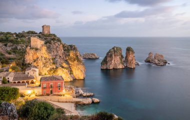 Tonnara di Scopello 'nun inanılmaz sahnesi. Akdeniz 'de popüler seyahat rotası. Yer: Scopello, Trapani ili, Sicilya, İtalya, Avrupa. Seyahat konsepti arka planı.