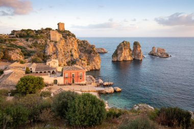 Tonnara di Scopello 'nun inanılmaz sahnesi. Akdeniz 'de popüler seyahat rotası. Yer: Scopello, Trapani ili, Sicilya, İtalya, Avrupa. Seyahat konsepti arka planı.