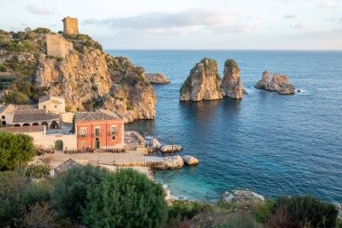 Tonnara di Scopello 'nun inanılmaz sahnesi. Akdeniz 'de popüler seyahat rotası. Yer: Scopello, Trapani ili, Sicilya, İtalya, Avrupa. Seyahat konsepti arka planı.
