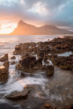 Akdeniz kıyısında dalgalı kayalıklar. Sicilya, İtalya. Hava çok güzel. Seyahat konsepti arka planı