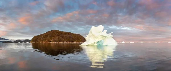 南極の氷山と北極の自然の風景 真夜中の日没 地平線で日の出 夏の真夜中の太陽と氷山 アイスフィヨルドの大きな青い氷 気候変動 地球温暖化 — ストック写真