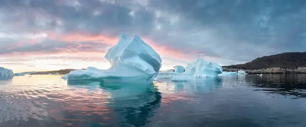 北极的自然景观 在南极洲有冰山 午夜日落日出在地平线上 仲夏夜太阳和冰山冰块中的蓝色大冰 气候变化和全球变暖 — 图库照片