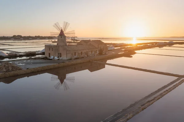 マルサラ シチリア島 イタリアのトラパニ塩フラットとシチリアの古い風車の塩蒸発池のウィンドミルでの夕日 美しい晴れた日の眺め — ストック写真